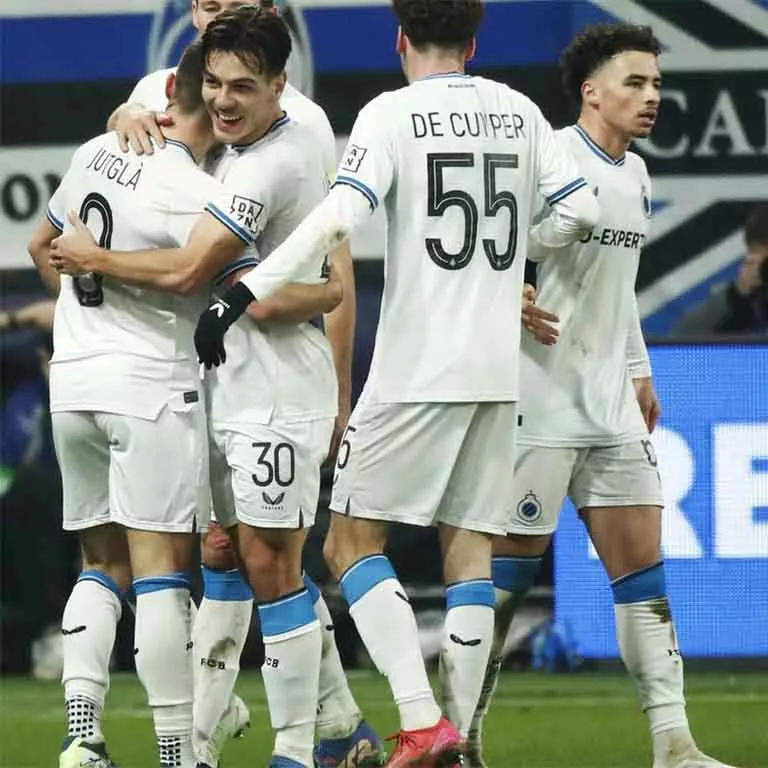 Jugadores del Club Brugge celebrando pase a octavos de final en la Champions League
