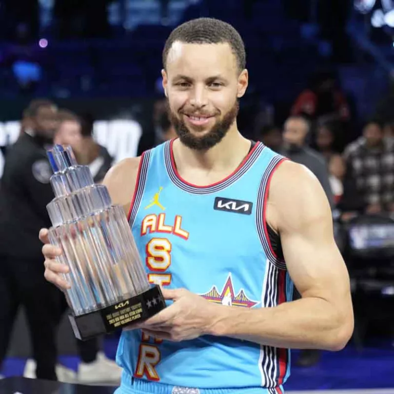 斯蒂芬-库里在 NBA 全明星赛上捧起科比-布莱恩特奖杯。